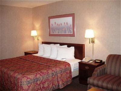 Hotel Clarion Pointe Near The Bruce Convention Center 3*