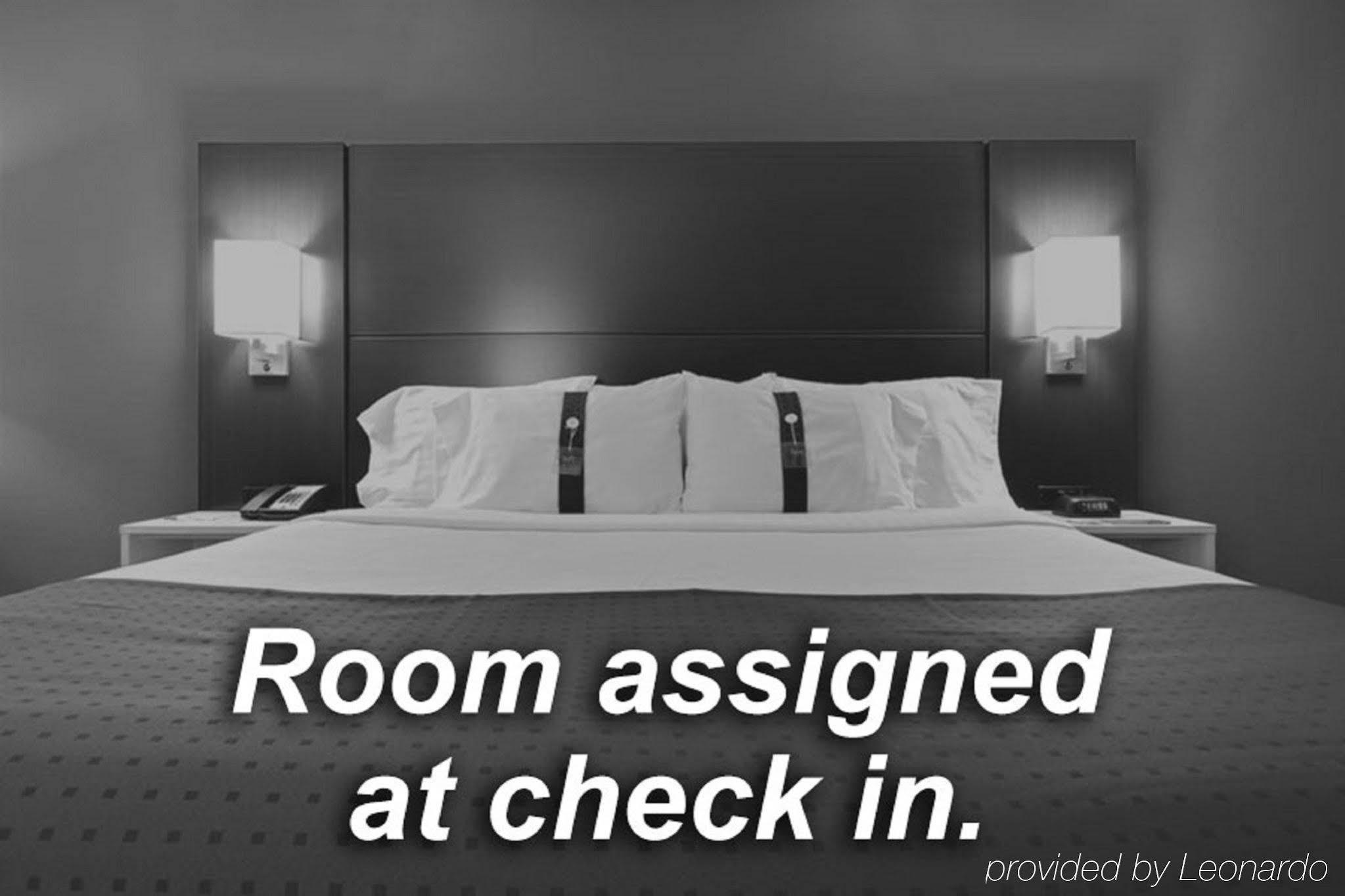 Hotel Clarion Pointe Near The Bruce Convention Center