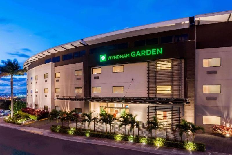 Hotel Clarion Pointe Near The Bruce Convention Center 3*