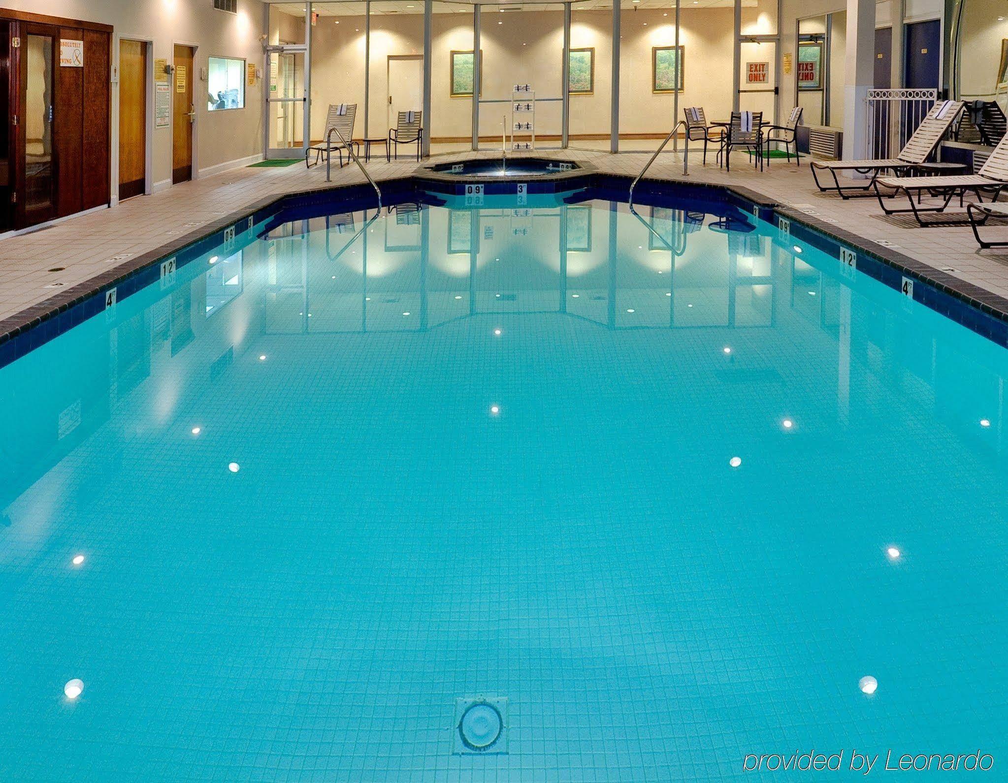Hotel Clarion Pointe Near The Bruce Convention Center