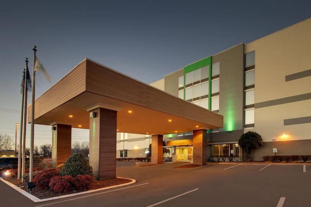 Hotel Clarion Pointe Near The Bruce Convention Center