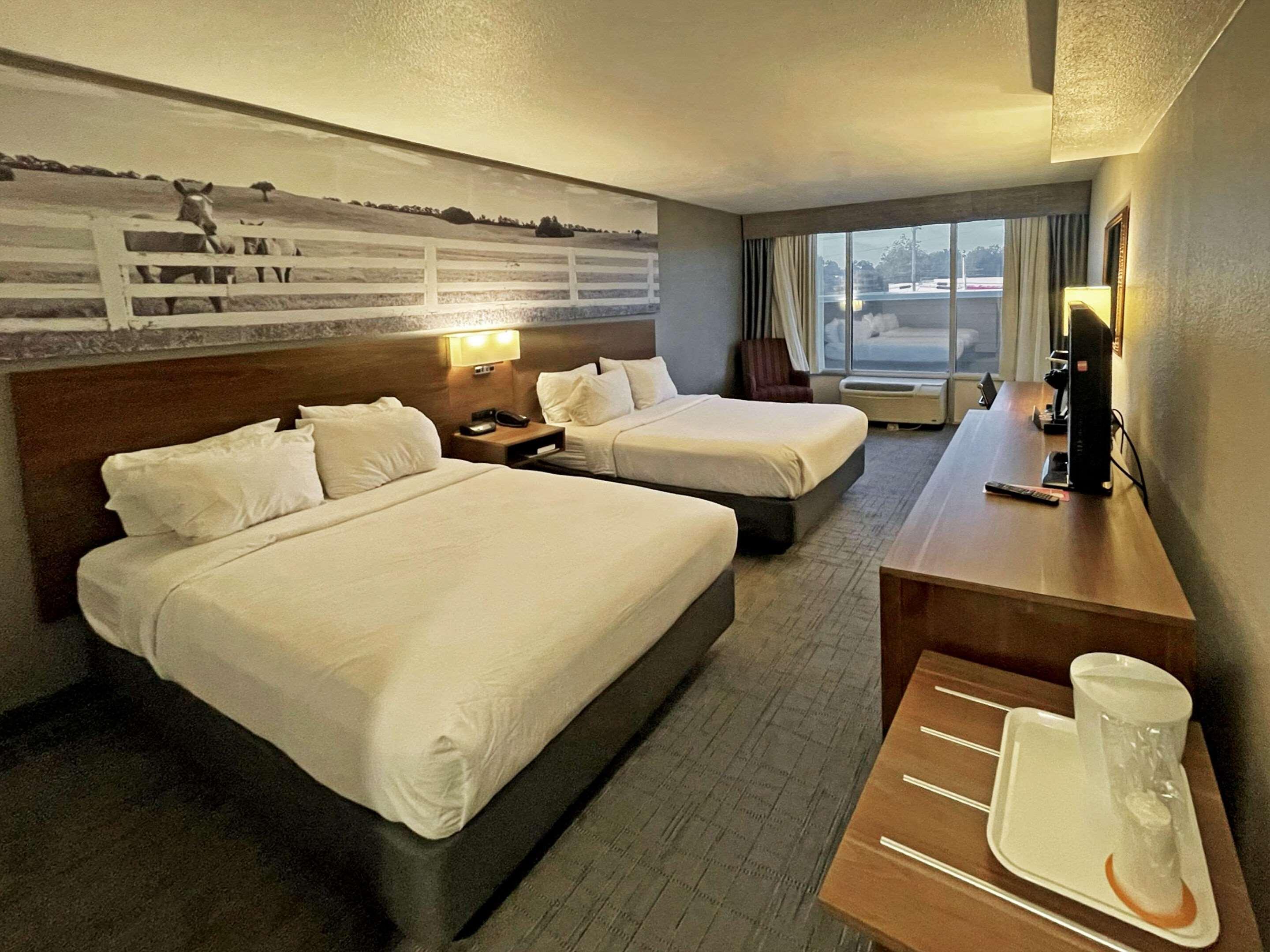 Hotel Clarion Pointe Near The Bruce Convention Center