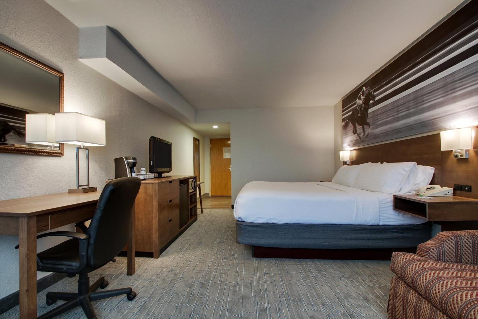 Hotel Clarion Pointe Near The Bruce Convention Center 3*