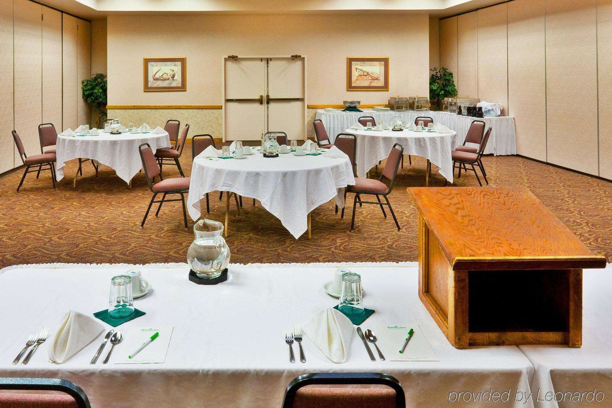 Hotel Clarion Pointe Near The Bruce Convention Center 3*