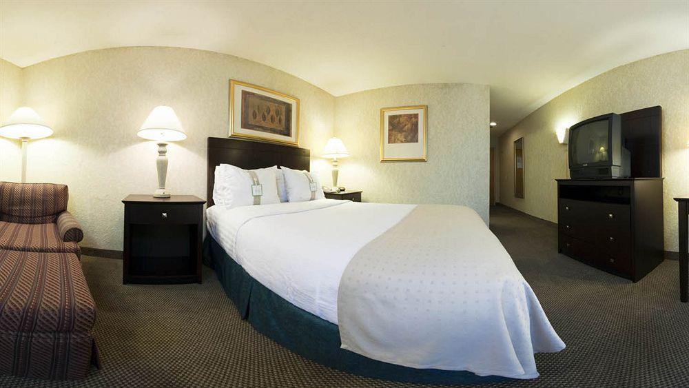 Hotel Clarion Pointe Near The Bruce Convention Center