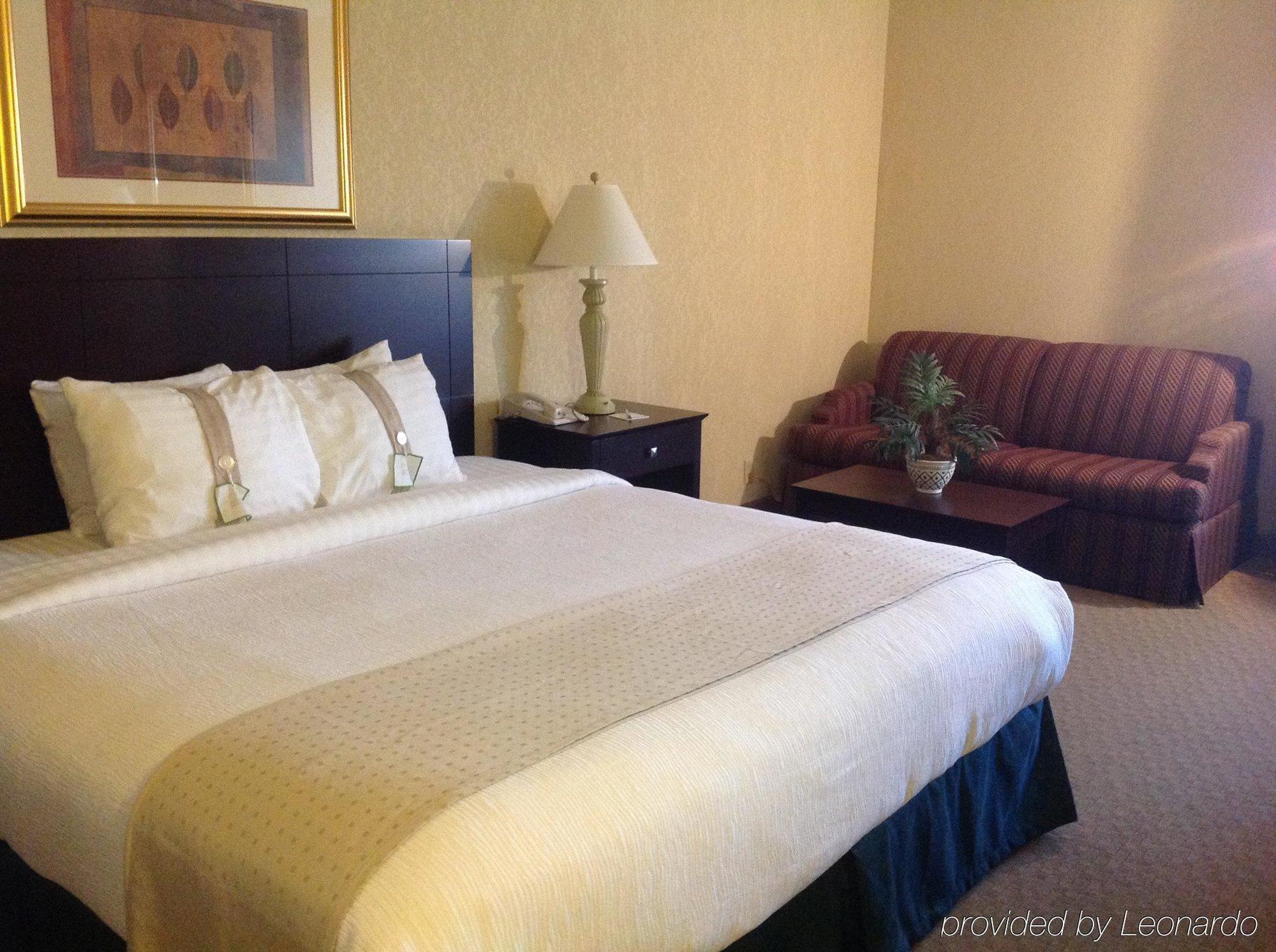 Hotel Clarion Pointe Near The Bruce Convention Center