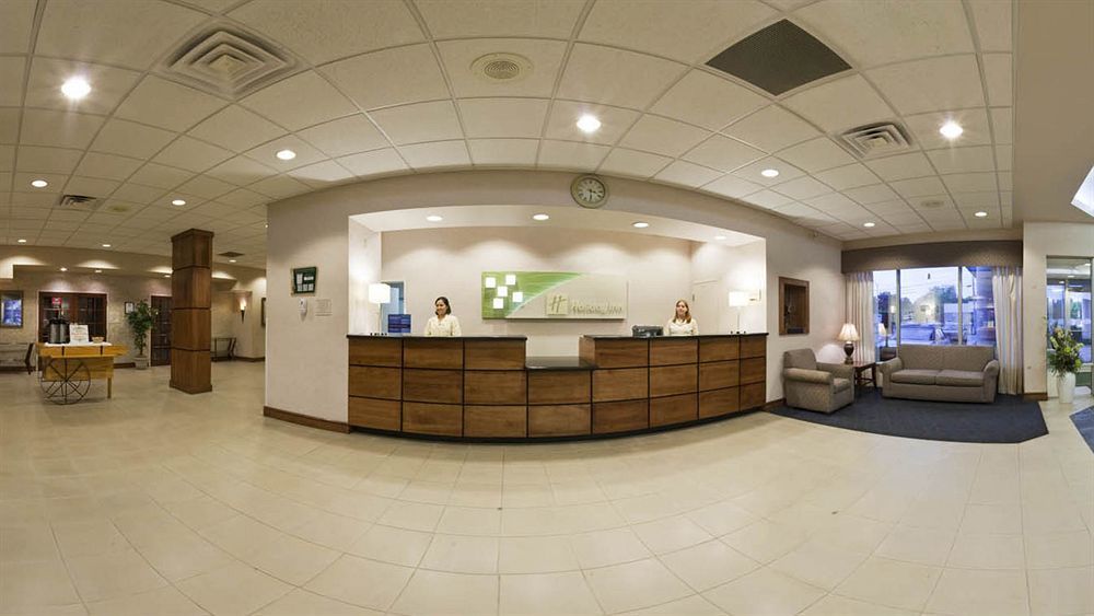 Hotel Clarion Pointe Near The Bruce Convention Center