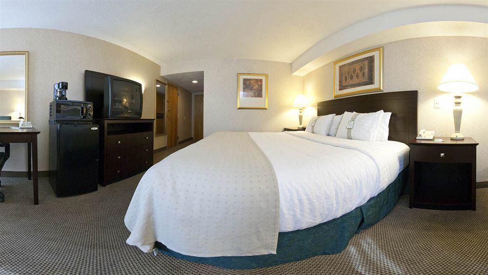Clarion Pointe Near The Bruce Convention Center Hotel 3*