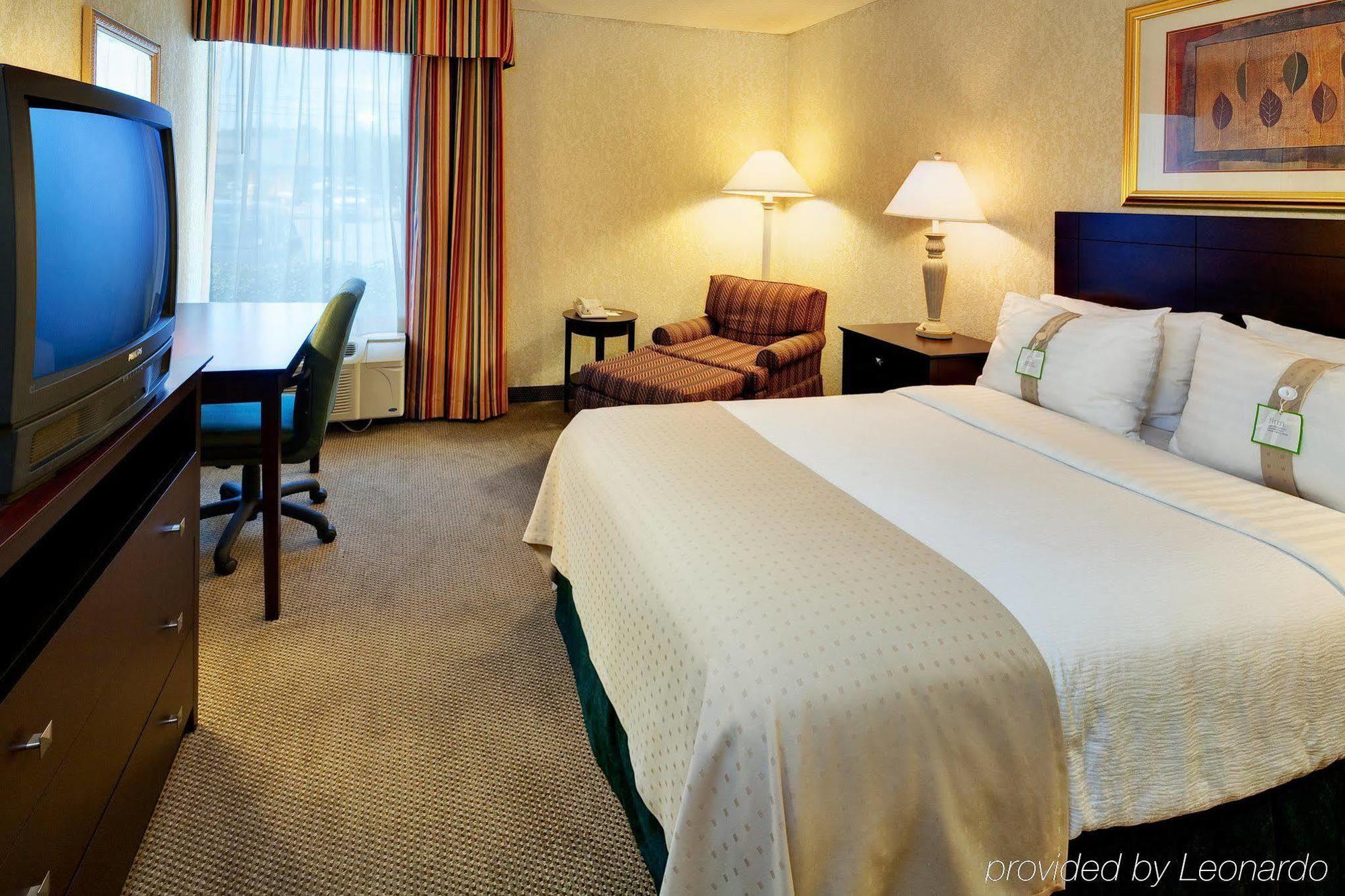 Clarion Pointe Near The Bruce Convention Center Hotel 3*