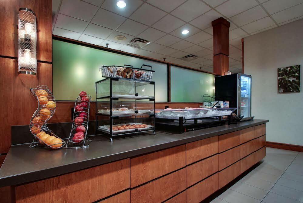 Clarion Pointe Near The Bruce Convention Center Hotel 3*