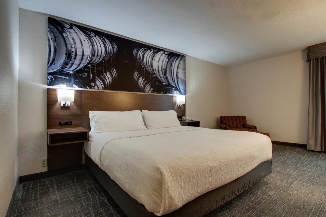 Clarion Pointe Near The Bruce Convention Center 3*