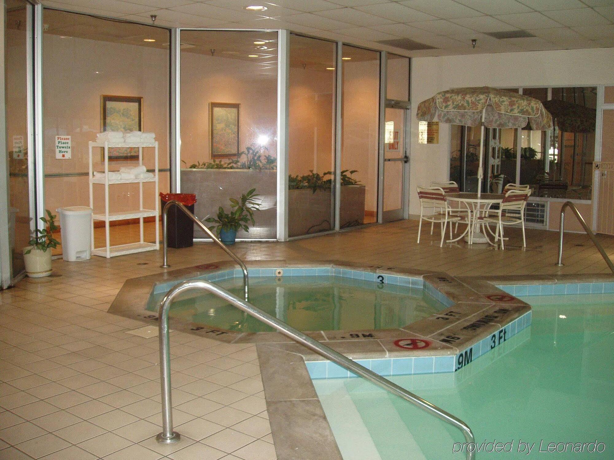 Clarion Pointe Near The Bruce Convention Center Hotel 3*