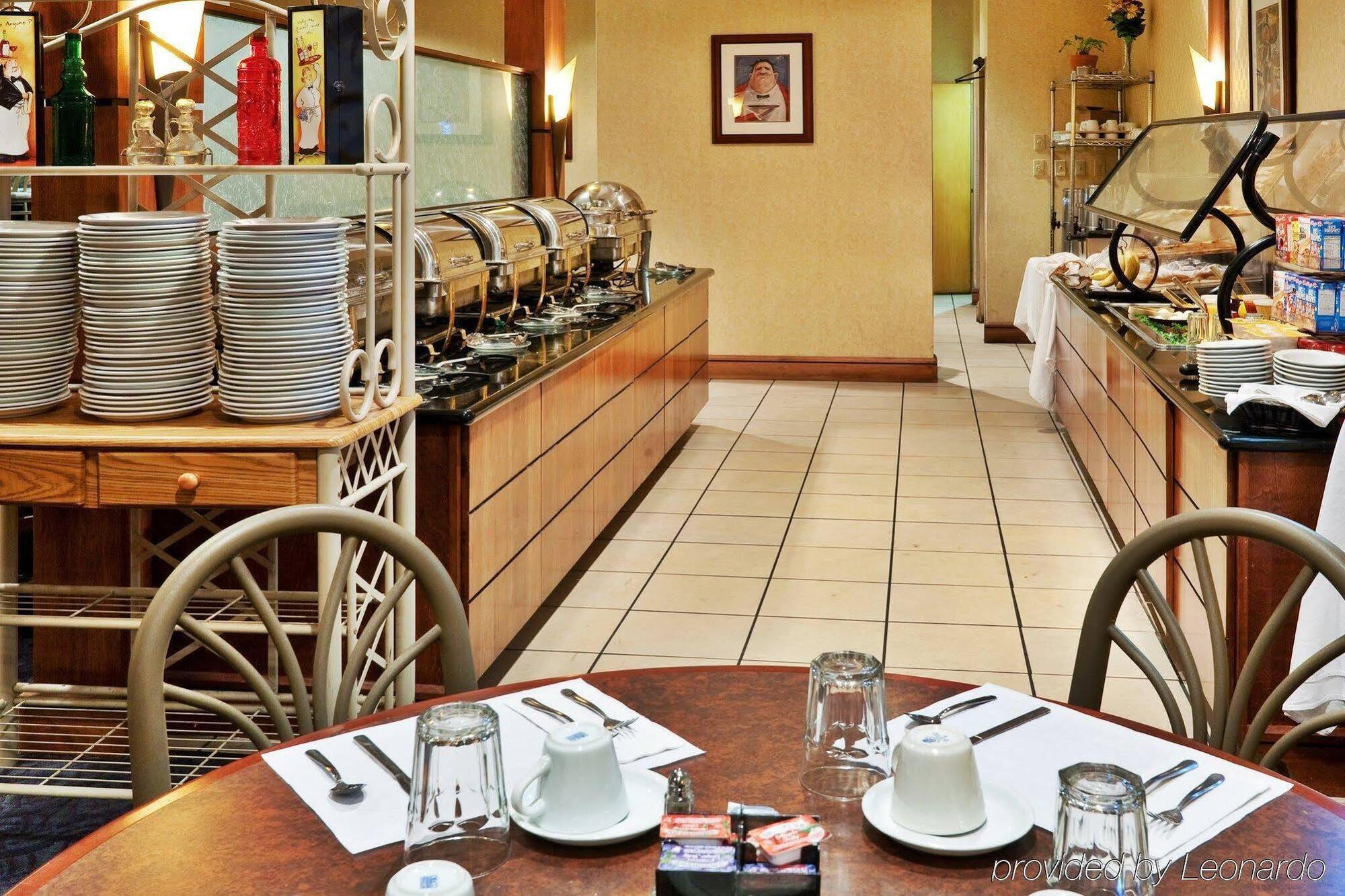Hotel Clarion Pointe Near The Bruce Convention Center 3*