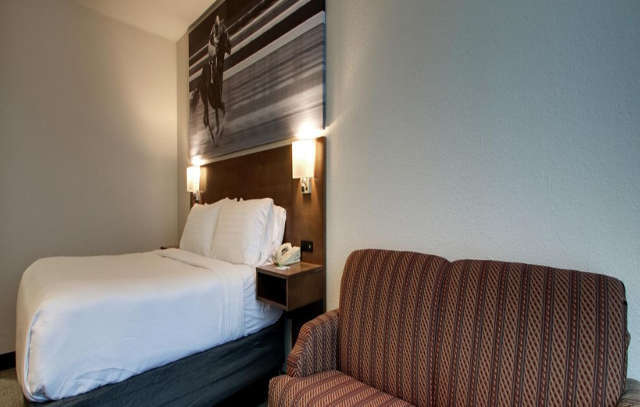 Hotel Clarion Pointe Near The Bruce Convention Center 3*