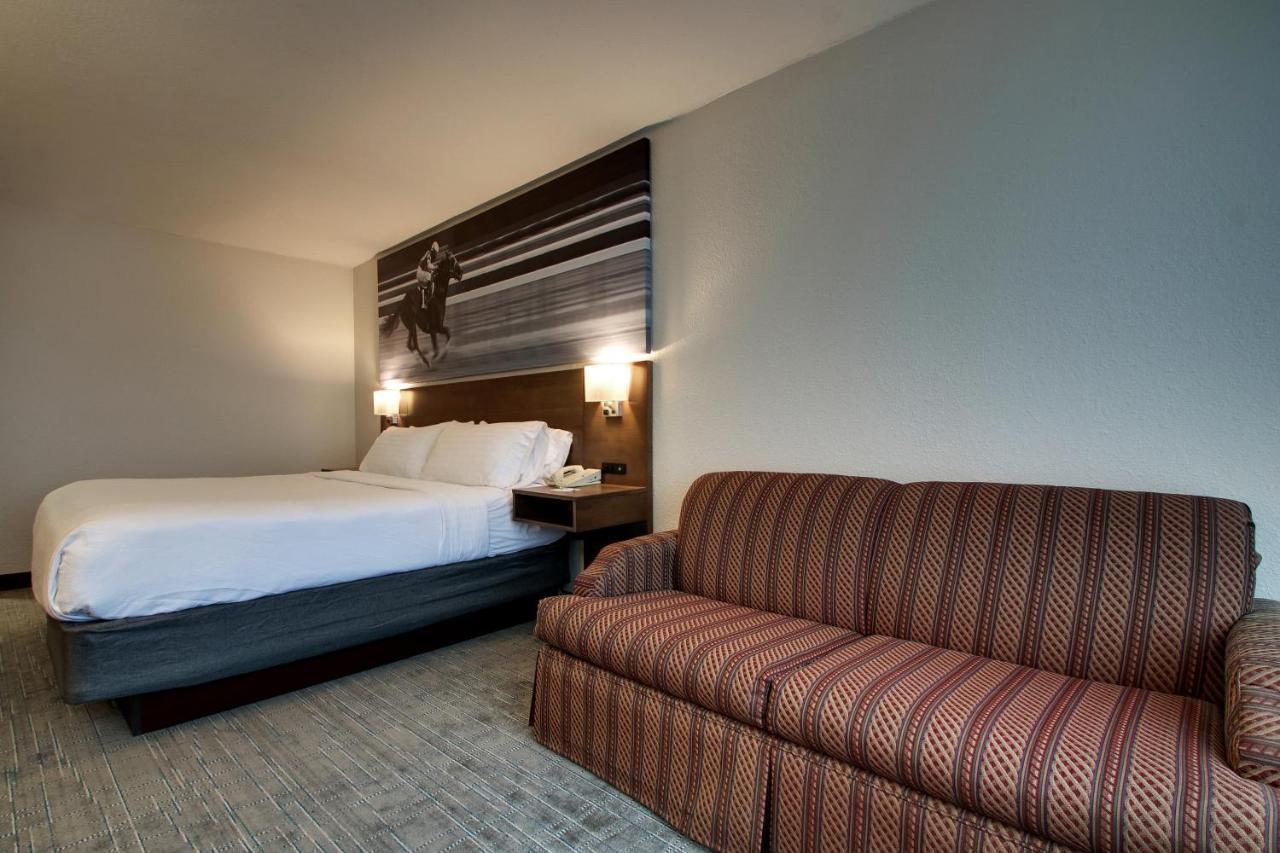 Hotel Clarion Pointe Near The Bruce Convention Center